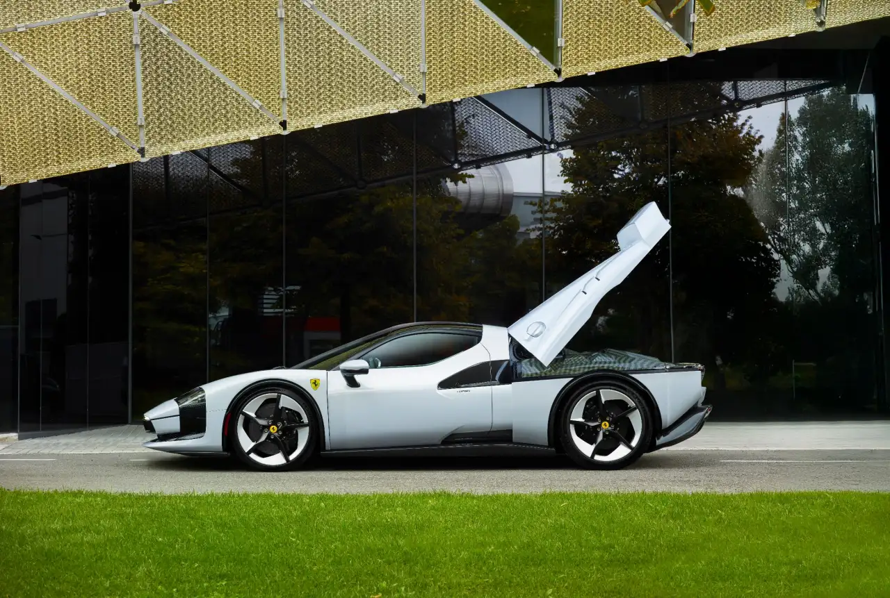 Ferrari sc40 en profil