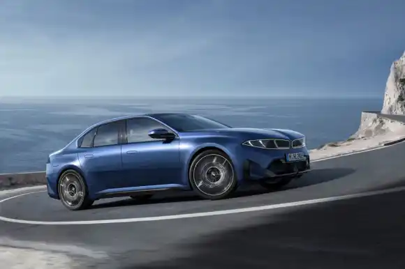 La BMW i3 fait son apparition en tant que mod&egrave;le 100 % &eacute;lectrique de la S&eacute;rie 3, avec une autonomie de 900 km