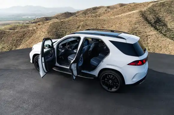 Mercedes-Benz modernise le GLE avec de nouveaux moteurs, de nouveaux &eacute;crans et une nouvelle technologie de suspension