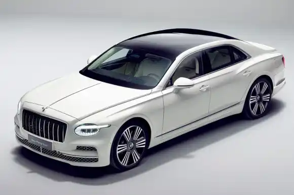 Bentley onthult nieuwe Flying Spur met enkele koplampen en sportiever S-model