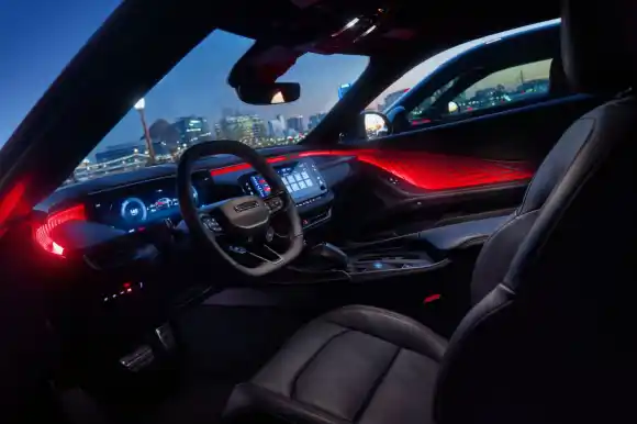 Dodge porta in Europa la Charger di nuova generazione, disponibile nelle versioni elettrica e a benzina